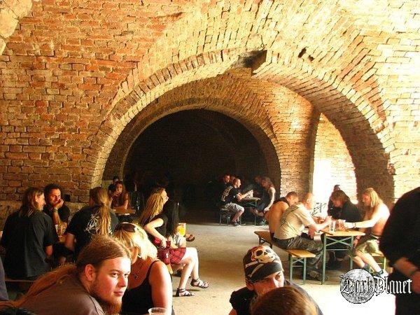 otworzono część nowych pomieszczeń, wyszedł z tego malowniczy bar
