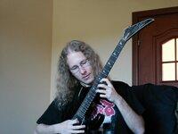 Ku chwale Voytha! Ale Mistrz trzyma gryf bardziej pionowo i na niego nie patrzy 