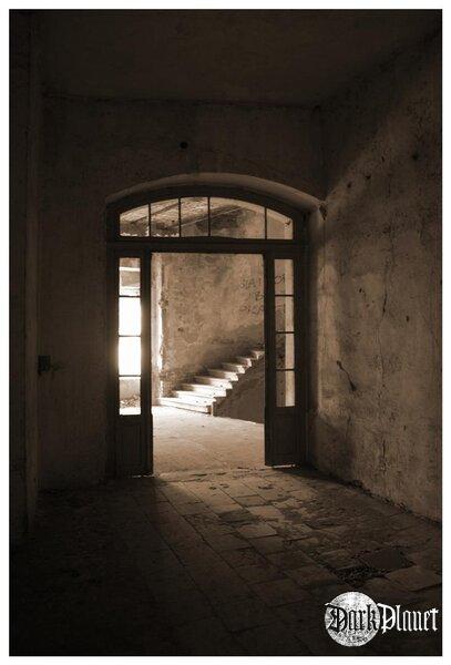 wylscie na polpietro ze schodami 