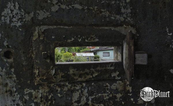 Widok na wolność (brama główna opuszczonego więzienia)