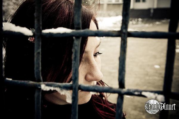 Behind the crimson bars [Portrety]
