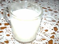 szklanka z mlekiem na stole..? moim zdaniem ładne
