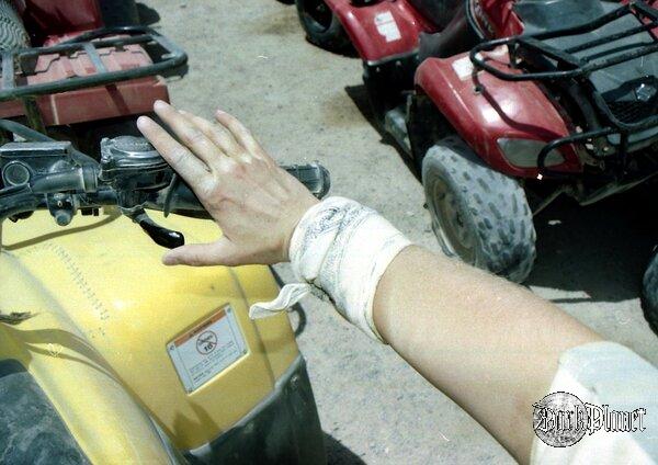 To ciemne, to moja własna skóra, to jasne, to pokrywający ją pustynny kurz