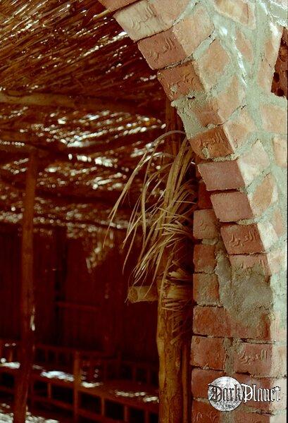 Beduińska wioska II (do tej pory nie wiem, co jest napisane na cegłach)