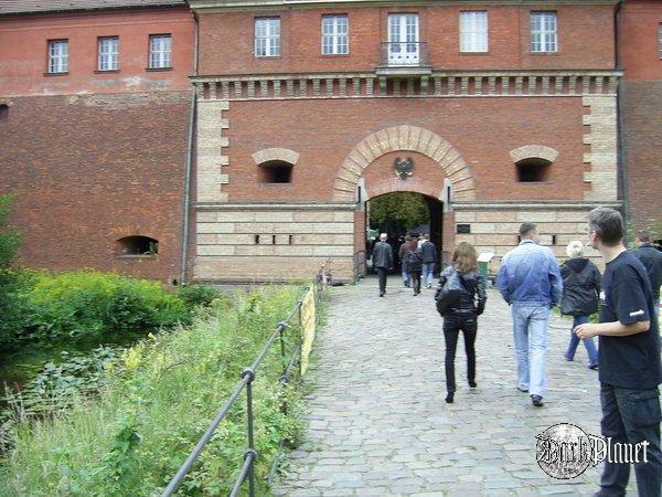 Wejście gółwne do Zitadelle Spandau Berlin /  ja po prawej stronie :) /