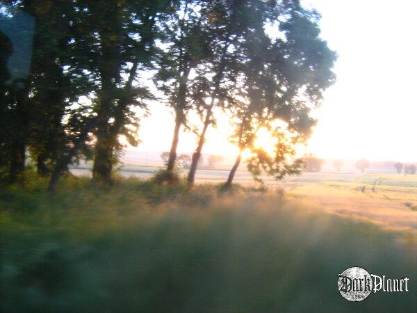 wschodzące słońce widziane przez szybę