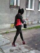 Gorset i kapelusz-budka z mojej pracowni(Portret) 