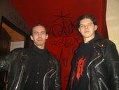 A tu ktoś strzelił fotkę mi i Giftowi. Dziwne, że fotograf leży... ;] (Wagon) 