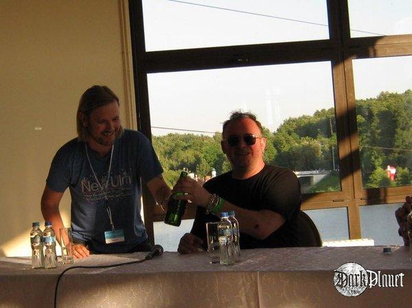 Geoff Barrow i Adrian Utley. Ta butelka obecnie jest w moim posiadaniu;)