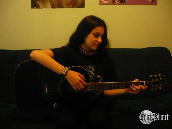 Gra gitarra. 