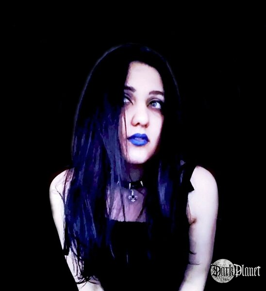< blue lips >